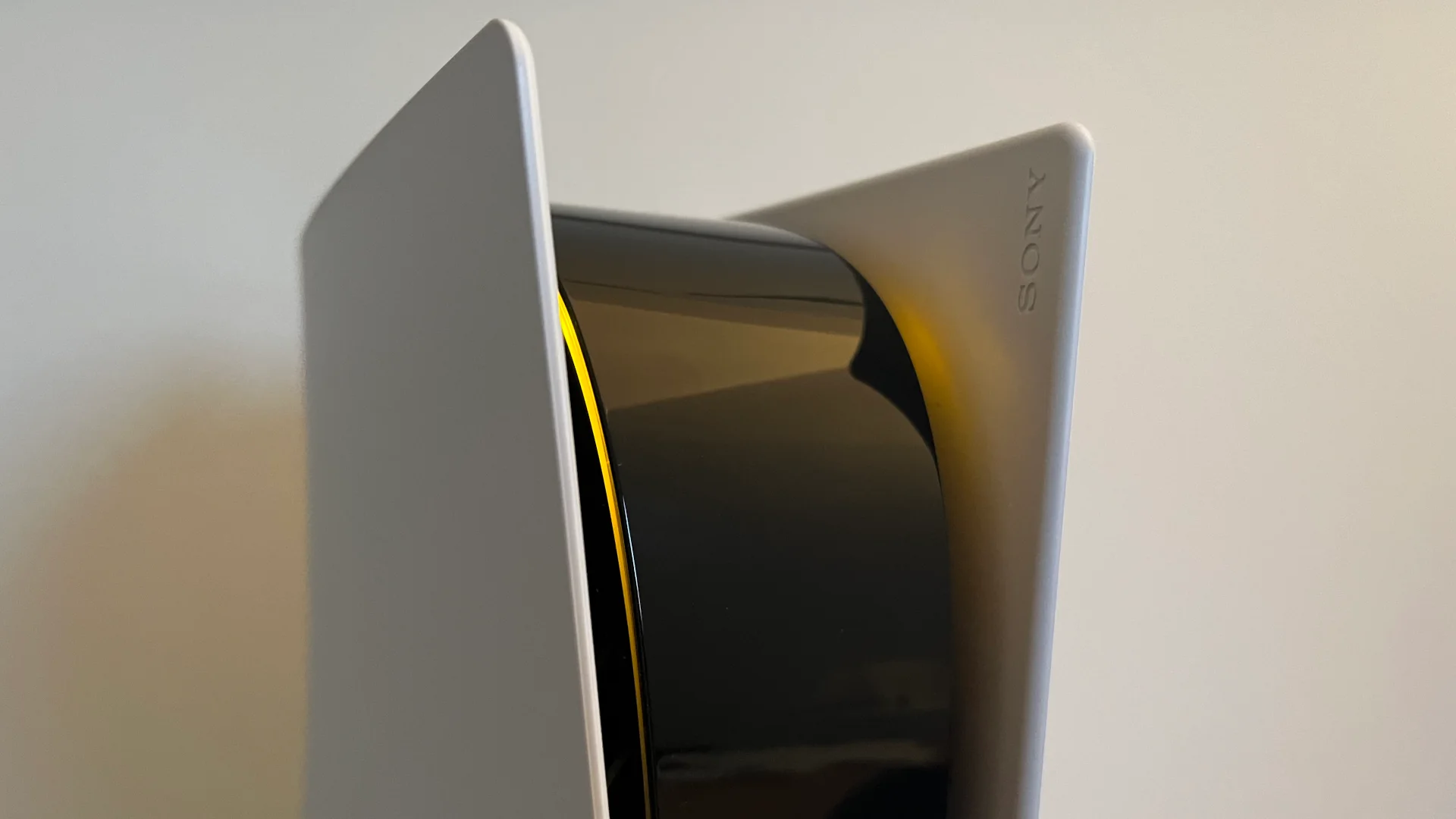 PlayStation 5 mit einer orangenen LED